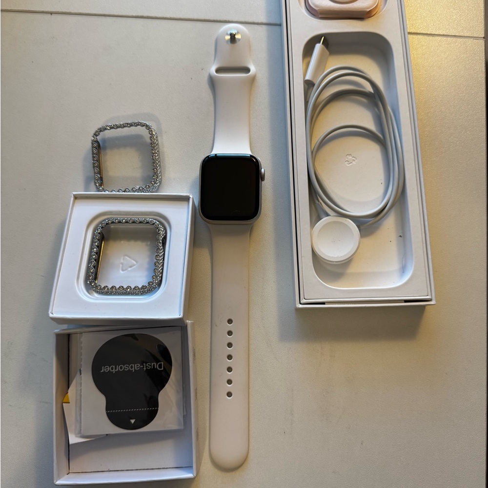 Apple Smartwatch with White Band SE 44mm.
